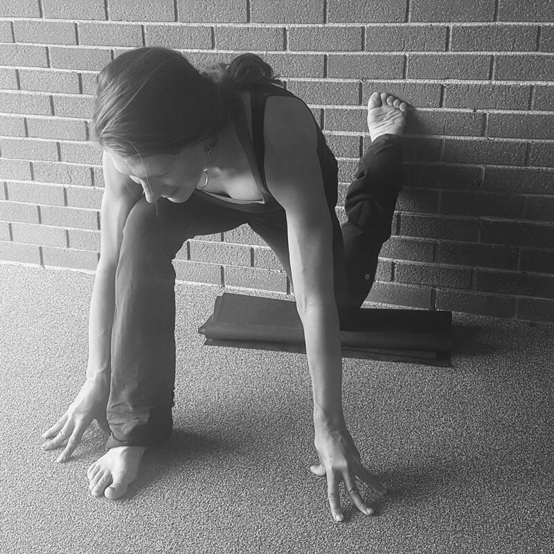 5 Great Yoga Postures For Cyclists, Triathletes, and Runners 4 lunge 2